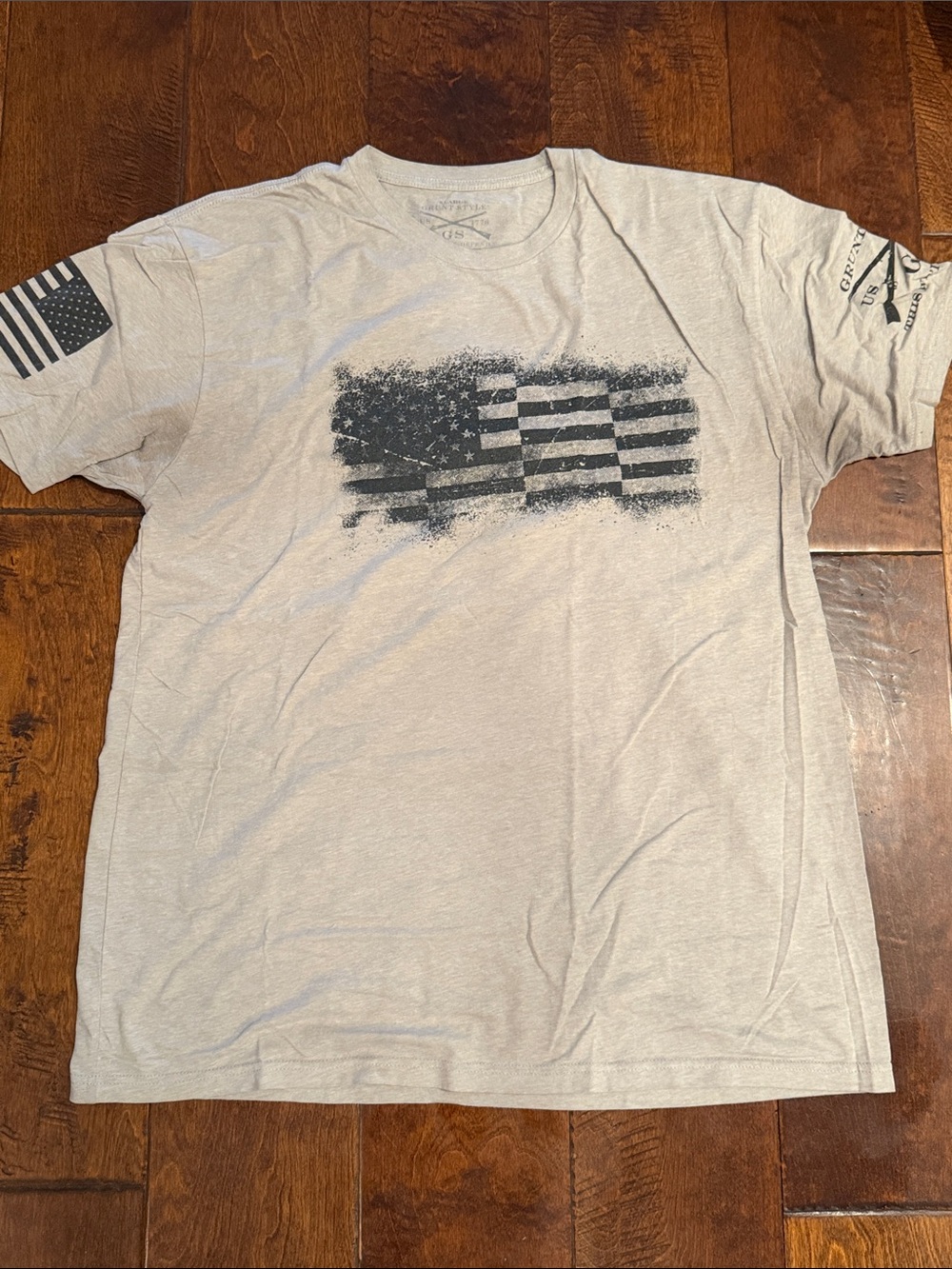 Grunt Style Men’s Light Gray Short Sleeve Tee with Distressed Black Flag